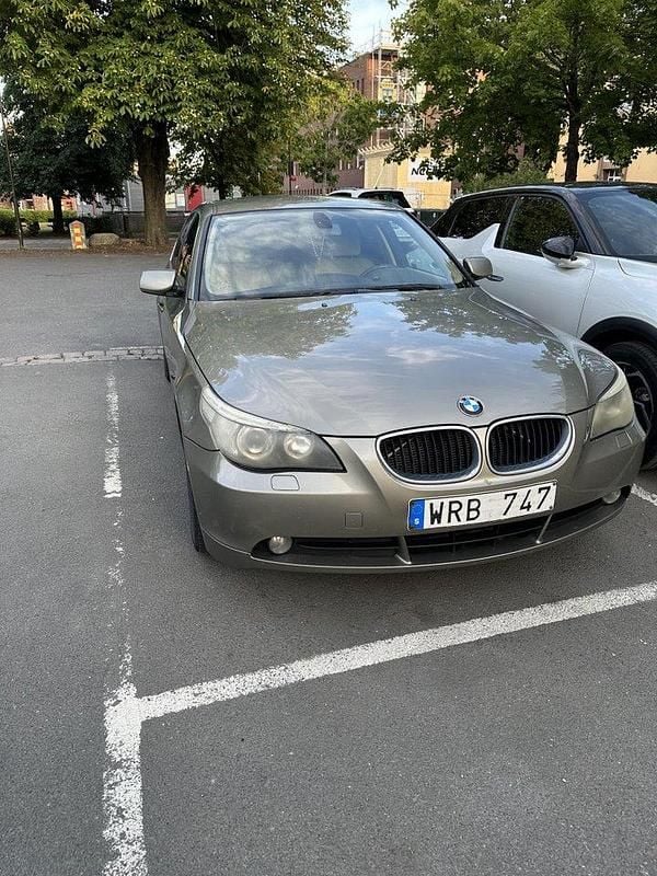 Grön Begagnad 2005 BMW 523 Sedan | 42 000 kr (Marknadspris) - Bild 1/4