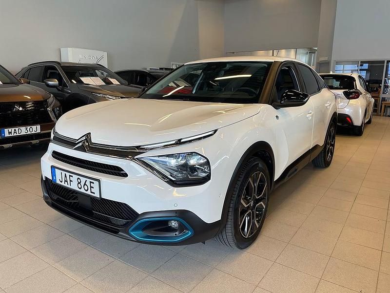 Vit Begagnad 2023 Citroën e-C4 Shine Halvkombi | 238 000 kr (Marknadspris) - Bild 1/4