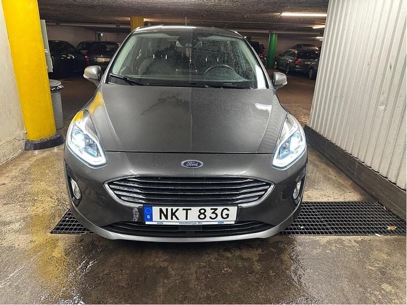 Grå Begagnad 2021 Ford Fiesta Titanium Halvkombi | 139 999 kr - Bild 1/4