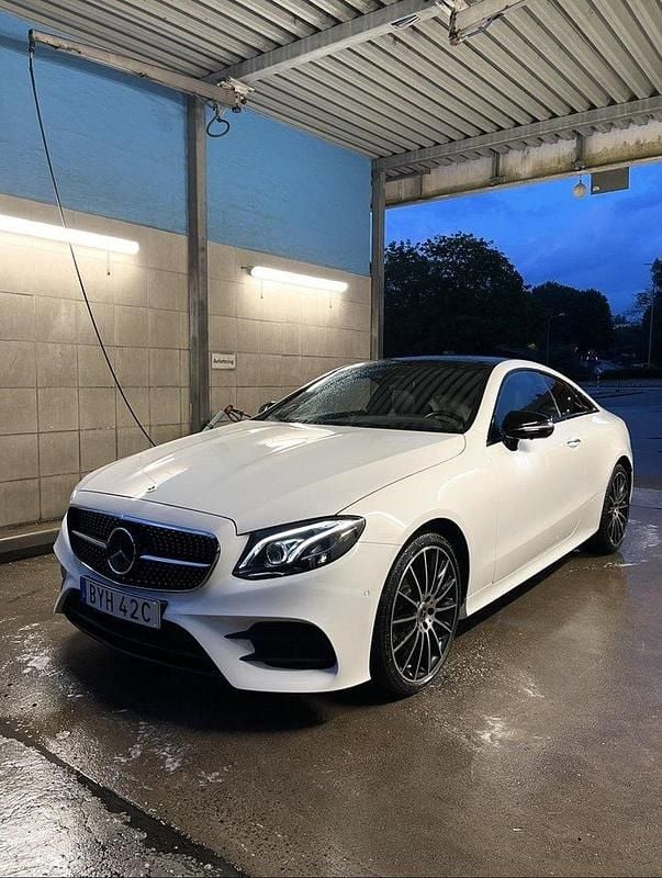 Vit Begagnad 2019 Mercedes E220 AMG line Sportkupé | 395 000 kr (Bra pris) - Bild 1/4