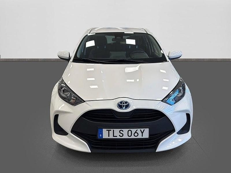 Begagnad Toyota Yaris Hybrid 92 HK (67 kW) 2021 Vit Halvkombi
