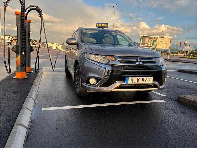 Grå Begagnad 2016 Mitsubishi Outlander P-HEV SUV | 149 000 kr (Marknadspris) - Bild 1/4