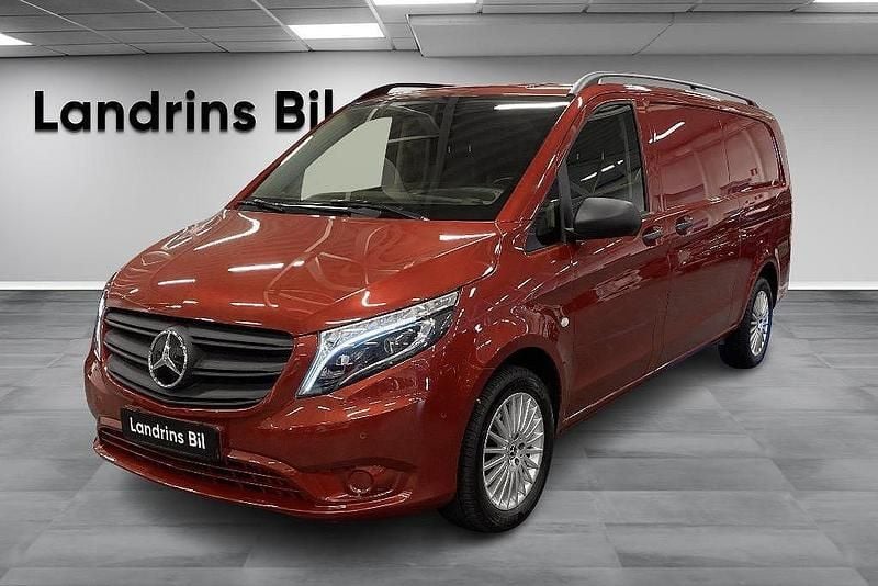 Röd (hyacintröd metallic) Begagnad 2023 Mercedes Vito Minibuss | 429 000 kr (Marknadspris) - Bild 1/4