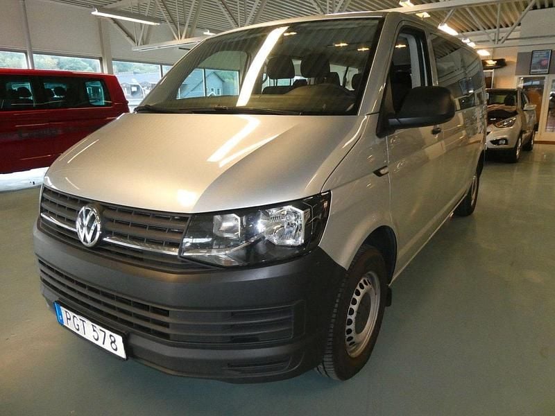 Silver Begagnad 2017 VW Caravelle Trendline Minibuss | 209 900 kr (Superpris) - Bild 1/4