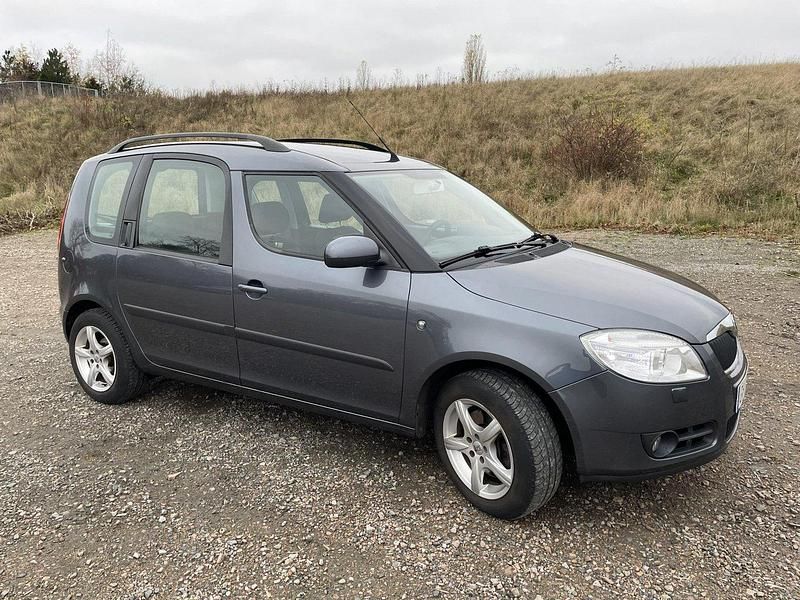 Grå Begagnad 2008 Skoda Roomster Minibuss | 21 000 kr (Marknadspris) - Bild 1/4