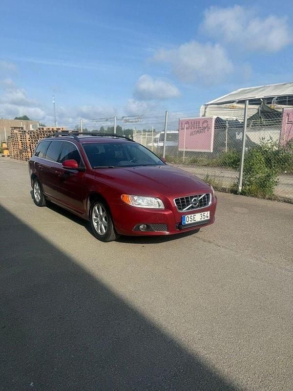 Röd Begagnad 2012 Volvo V70 Momentum Kombi | 99 000 kr (Marknadspris) - Bild 1/4