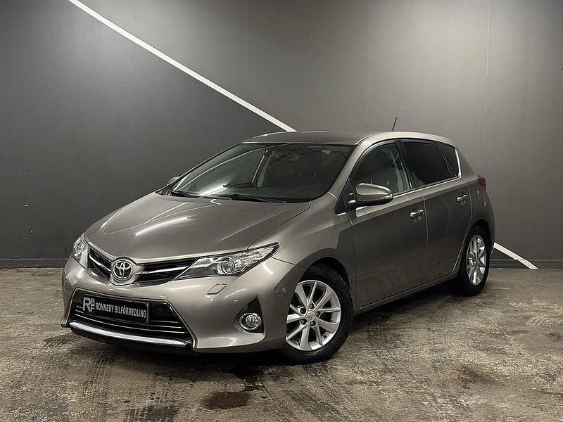 Brun Begagnad 2013 Toyota Auris Halvkombi | 119 900 kr (Lite dyr) - Bild 1/4