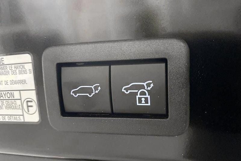 Begagnad Toyota Corolla Cross Style 200 HK (147 kW) 2023 Svart SUV