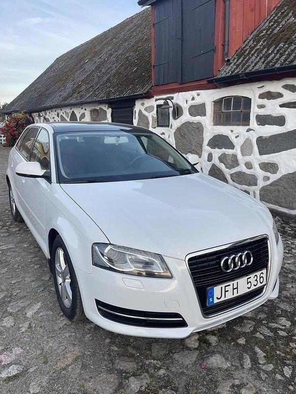 Vit Begagnad 2012 Audi A3 Sportback Attraction Halvkombi | 67 000 kr (Marknadspris) - Bild 1/4