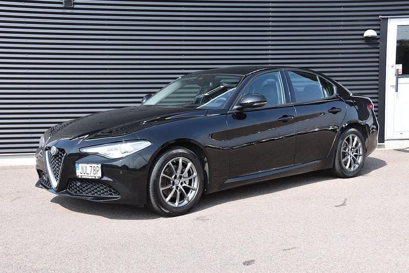 Svart Begagnad 2019 Alfa Romeo Giulia Tech Edition Sedan | 239 900 kr - Bild 1/4