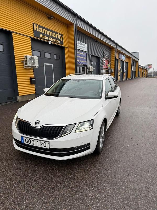 Vit Begagnad 2020 Skoda Octavia G-TEC Kombi | 85 000 kr (Bra pris) - Bild 1/4