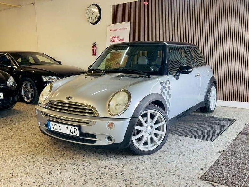 Ljusgrå (grå) Begagnad 2006 Mini Cooper Halvkombi | 49 900 kr (Marknadspris) - Bild 1/4