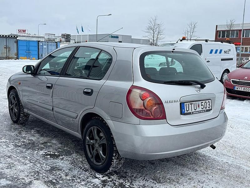 Begagnad Nissan Almera 116 HK (85 kW) 2004 Silver Halvkombi