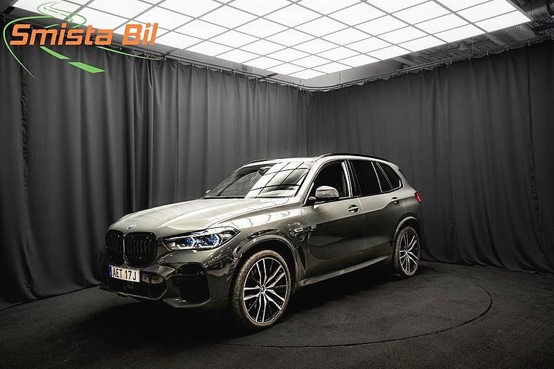 Grå Begagnad 2023 BMW X5 M Sport SUV | 779 800 kr (Marknadspris) - Bild 1/3