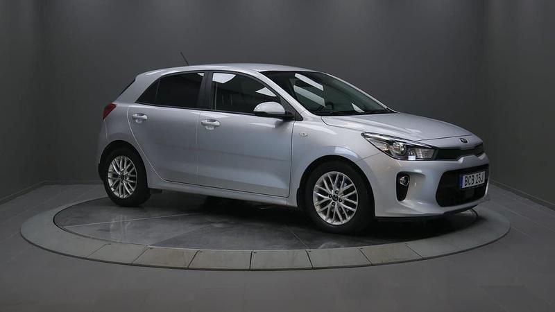 Grå Begagnad 2019 Kia Rio Halvkombi | 169 000 kr (Marknadspris) - Bild 1/4