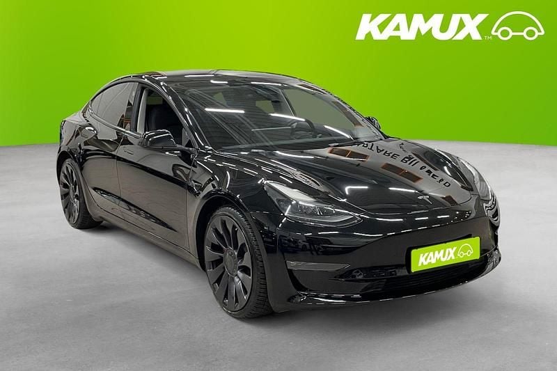 Svart Begagnad 2022 Tesla Model 3 Performance Sedan | 359 700 kr (Marknadspris) - Bild 1/4