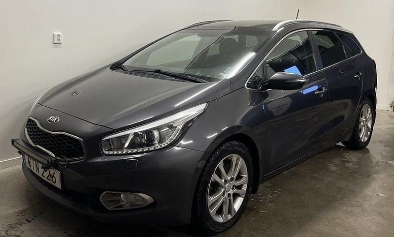 Grå Begagnad 2015 Kia Ceed Sportswagon Comfort Kombi | 81 900 kr (Bra pris) - Bild 1/4