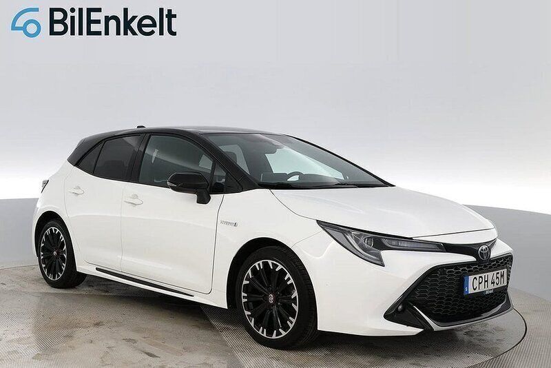 Vit Begagnad 2021 Toyota Corolla Hybrid Sport Halvkombi | 254 900 kr (Bra pris) - Bild 1/4