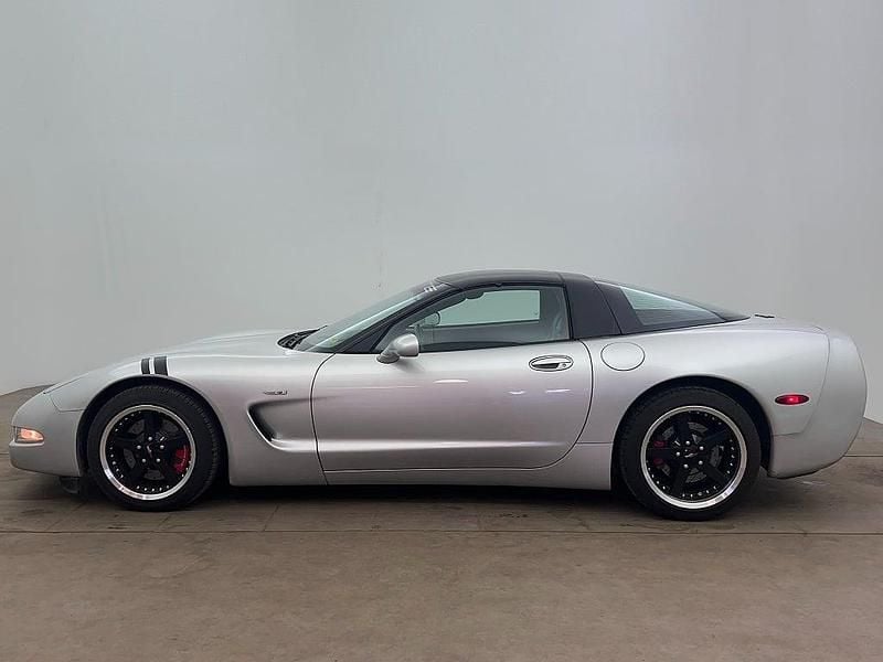 Begagnad Chevrolet Corvette 355 HK (261 kW) 2002 Ljusgrå Sportkupé