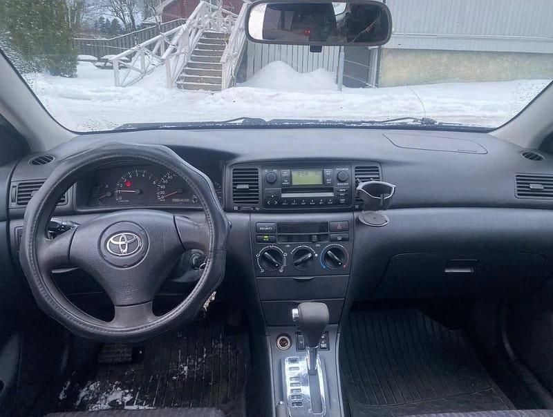 Begagnad Toyota Corolla 110 HK (80 kW) 2002 Light grey Kombi