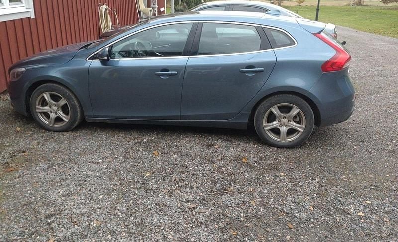 Blå Begagnad 2014 Volvo V40 Kombi | 105 000 kr (Bra pris) - Bild 1/3
