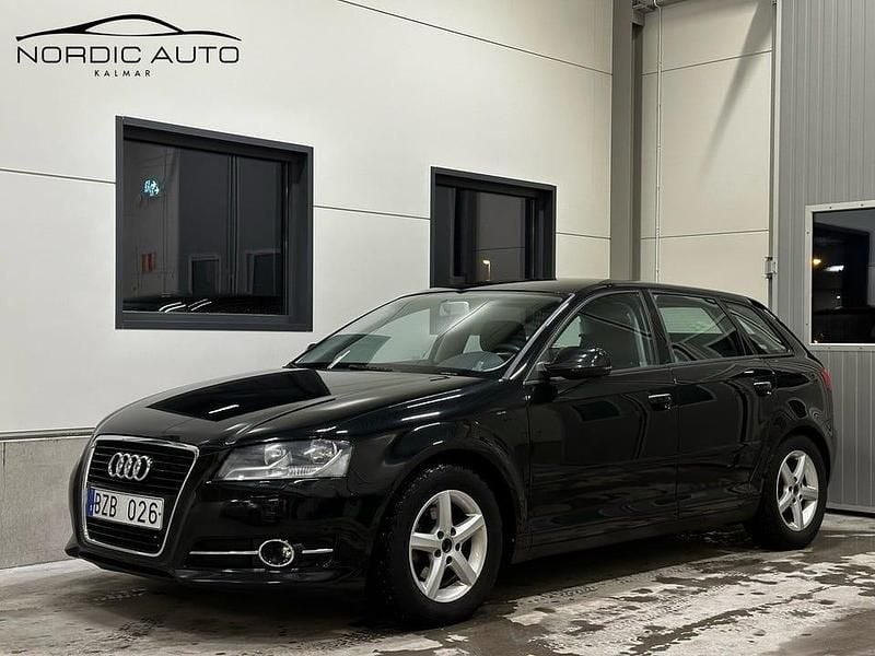 Svart Begagnad 2010 Audi A3 Sportback Comfort Halvkombi | 59 900 kr (Marknadspris) - Bild 1/4
