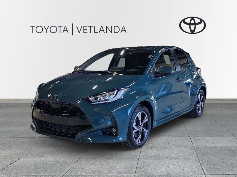 Grön (everest green metallic) Ny 2025 Toyota Yaris Hybrid Active Halvkombi | 298 800 kr (Lite dyr) - Bild 1/4
