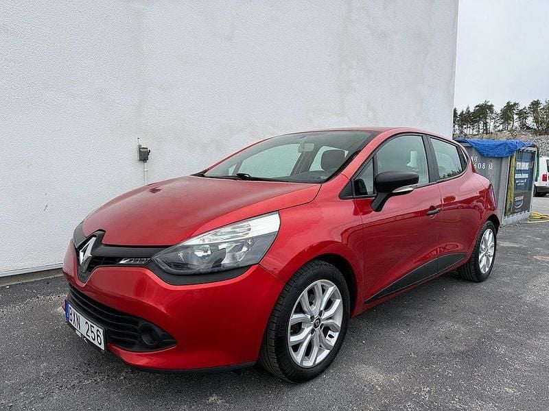 Röd Begagnad 2013 Renault Clio IV Halvkombi | 69 900 kr (Marknadspris) - Bild 1/4