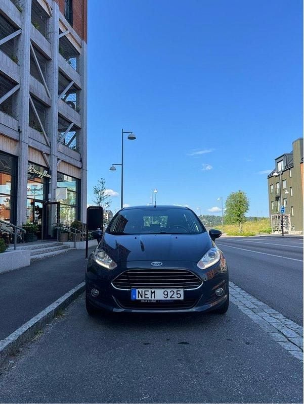 Grå Begagnad 2013 Ford Fiesta Titanium Halvkombi | 57 500 kr (Superpris) - Bild 1/4