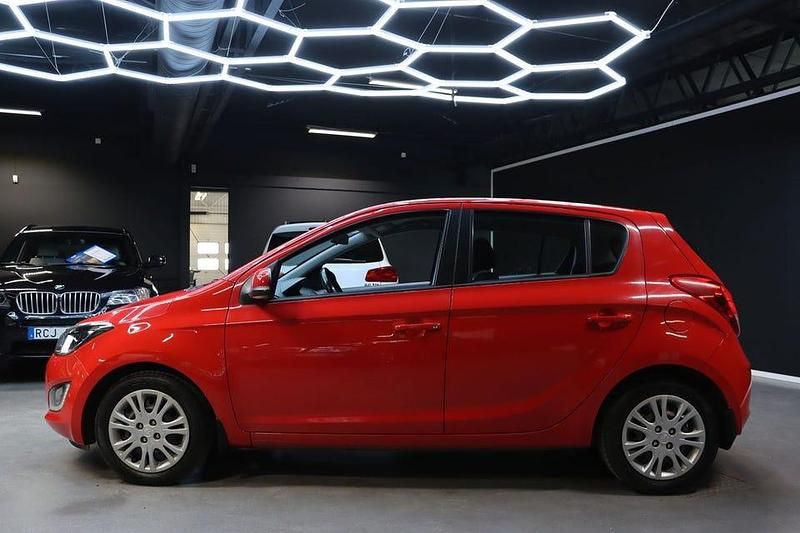 Begagnad Hyundai i20 Premium 101 HK (74 kW) 2013 Röd Halvkombi