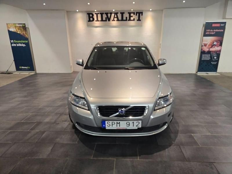 Silver Begagnad 2009 Volvo S40 Momentum Sedan | 59 900 kr (Lite dyr) - Bild 1/4