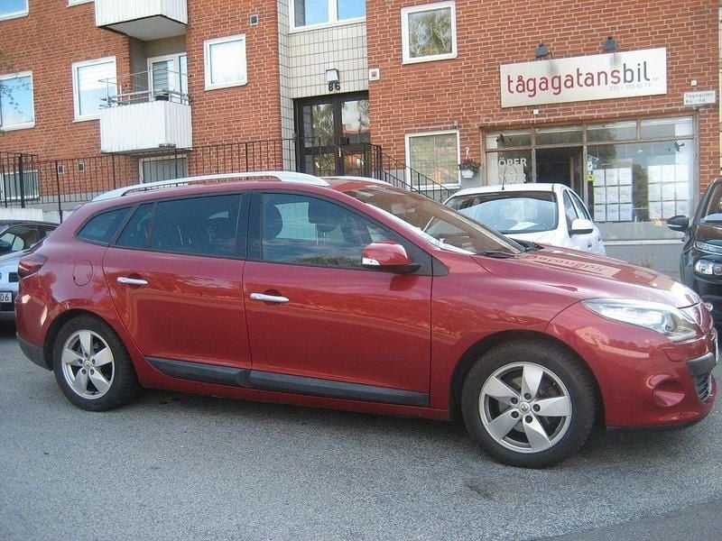 Röd (rödbrun metallic) Begagnad 2011 Renault Mégane GrandTour Kombi | 69 900 kr (Marknadspris) - Bild 1/4