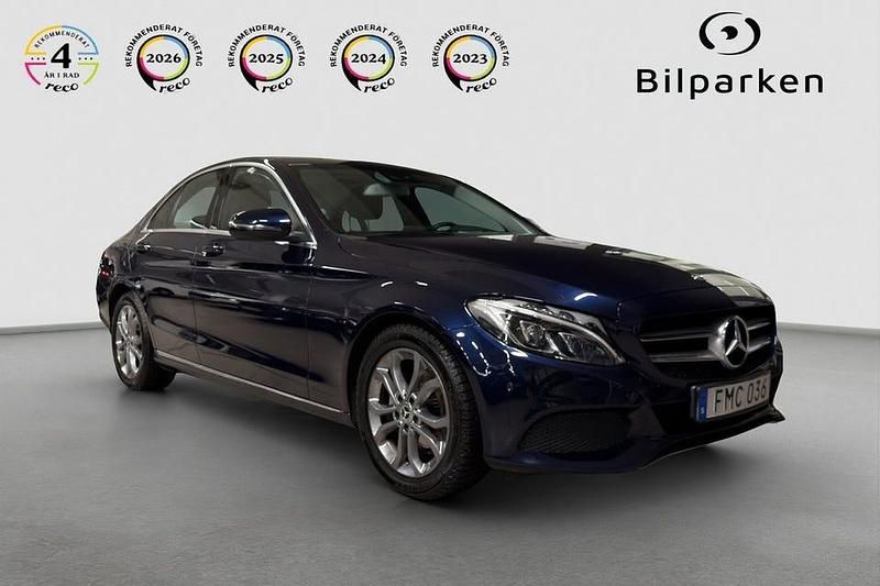 Mörkblå Begagnad 2017 Mercedes C180 Avantgarde Sedan | 199 990 kr (Marknadspris) - Bild 1/4