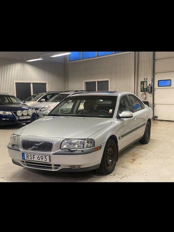 Grå Begagnad 2001 Volvo S80 Sedan | 27 000 kr (Marknadspris) - Bild 1/3