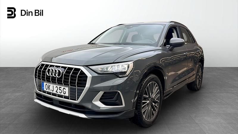 Grå Begagnad 2025 Audi Q3 Advanced Plus SUV | 359 000 kr (Marknadspris) - Bild 1/4