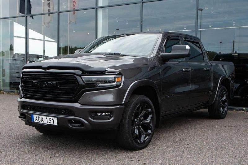 Grå Begagnad 2022 Dodge Ram Limited Pickup | 839 000 kr (Dyr) - Bild 1/4