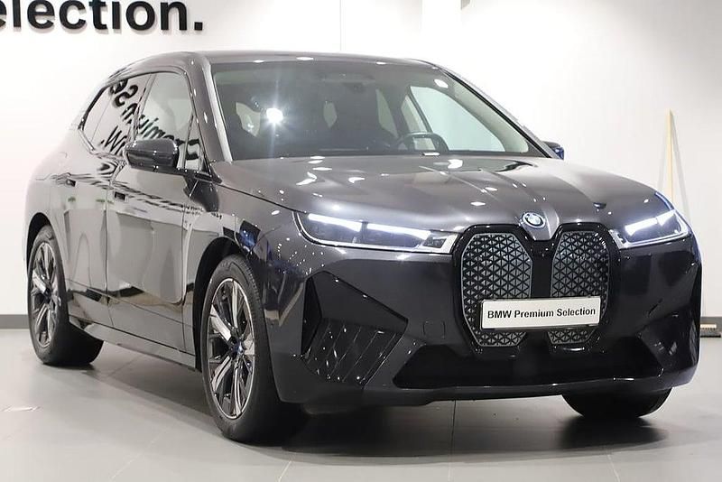 Grå Begagnad 2023 BMW iX Comfort Edition SUV | 699 000 kr (Marknadspris) - Bild 1/4
