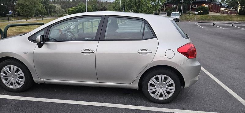 Silver Begagnad 2007 Toyota Auris Halvkombi | 34 000 kr (Marknadspris) - Bild 1/4