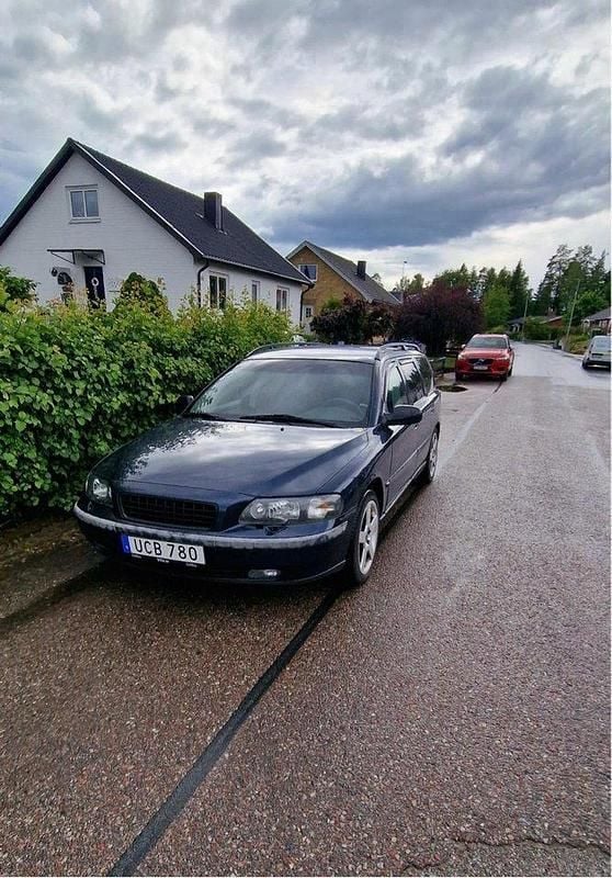 Blå Begagnad 2004 Volvo V70 Business Edition Kombi | 8 000 kr (Superpris) - Bild 1/3