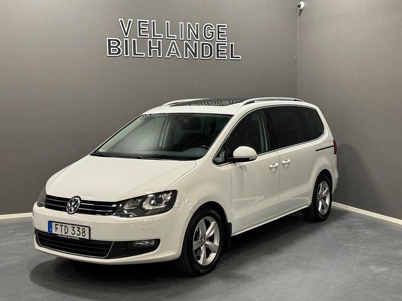 Vit Begagnad 2015 VW Sharan Minibuss | 114 900 kr (Marknadspris) - Bild 1/4