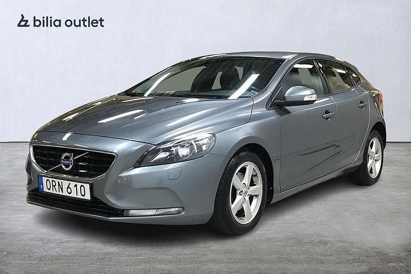 Grå Begagnad 2015 Volvo V40 Kinetic Halvkombi | 104 900 kr (Bra pris) - Bild 1/3