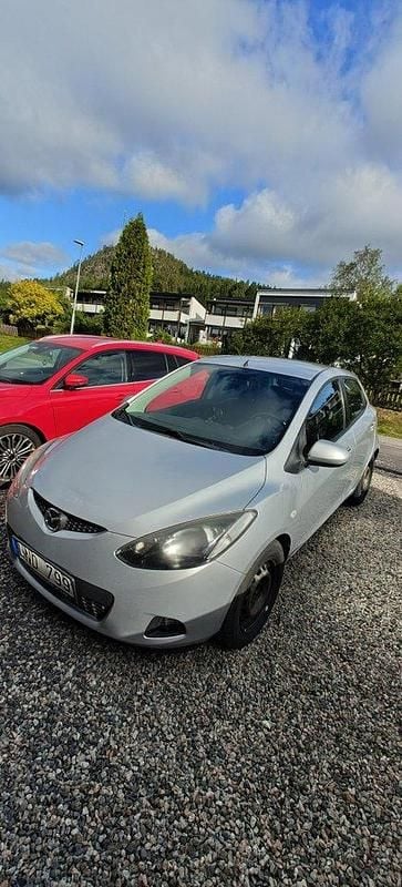 Grå Begagnad 2010 Mazda 2 Halvkombi | 18 000 kr (Superpris) - Bild 1/3