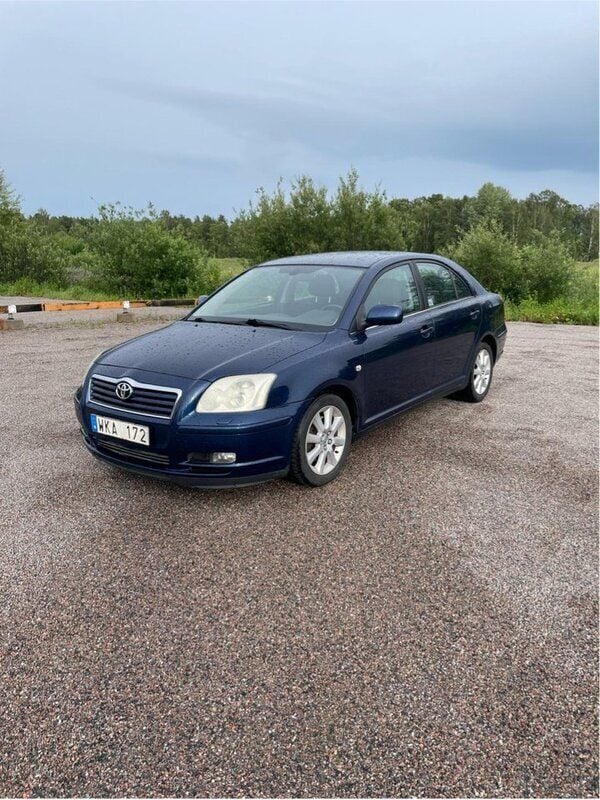 Blå Begagnad 2004 Toyota Avensis Halvkombi | 24 000 kr (Bra pris) - Bild 1/4