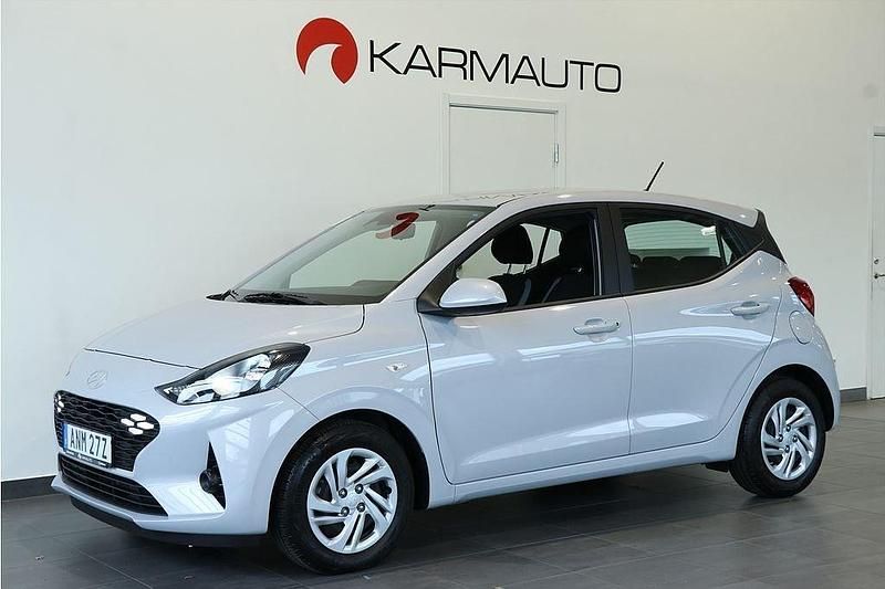 Grå Begagnad 2024 Hyundai i10 Halvkombi | 173 900 kr (Marknadspris) - Bild 1/4