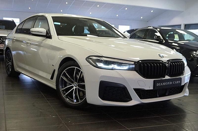 Vit Begagnad 2022 BMW 520 M Sport Sedan | 384 900 kr (Bra pris) - Bild 1/4
