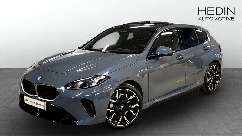 Grå (grey) Begagnad 2024 BMW 120 M Sport Halvkombi | 428 700 kr (Dyr) - Bild 1/4