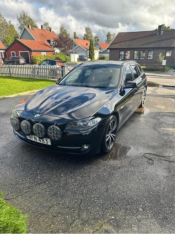 Svart Begagnad 2013 BMW 520 Kombi | 99 500 kr (Bra pris) - Bild 1/4