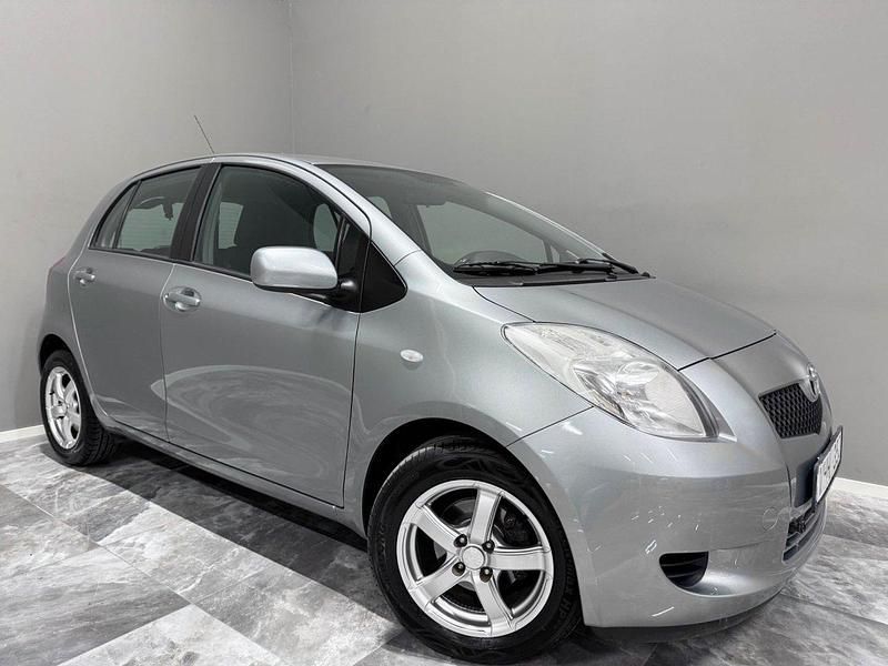 Grå Begagnad 2007 Toyota Yaris Halvkombi | 49 900 kr (Marknadspris) - Bild 1/4