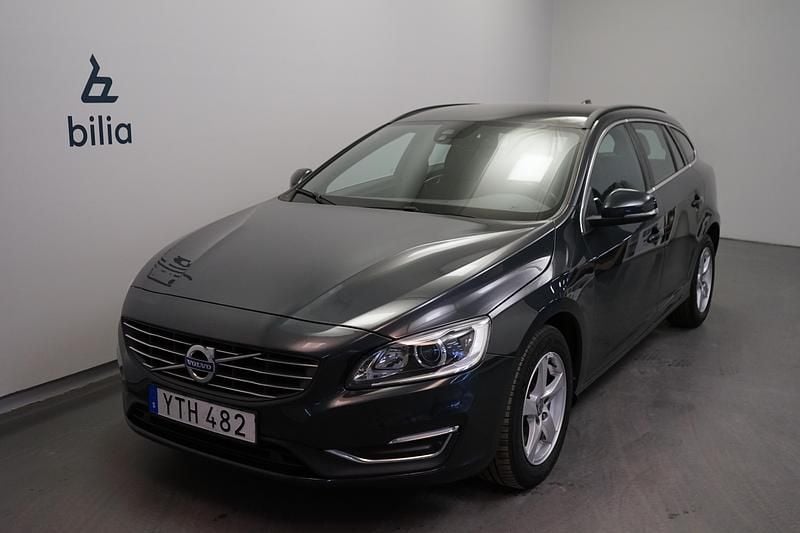 Grå Begagnad 2017 Volvo V60 Momentum Kombi | 219 500 kr (Superpris) - Bild 1/4