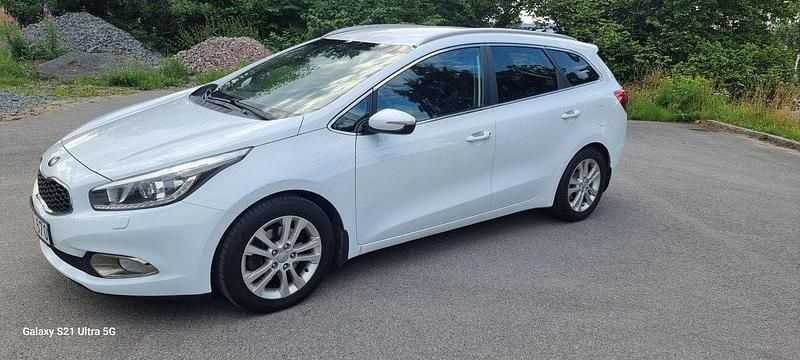 Vit Begagnad 2013 Kia Ceed Sportswagon Comfort Kombi | 49 900 kr (Bra pris) - Bild 1/4